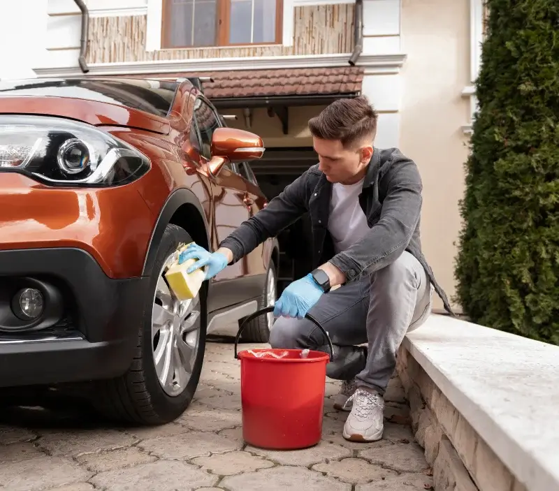 Lavage auto à domicile Bouhy : professionnel intervenant sur un véhicule